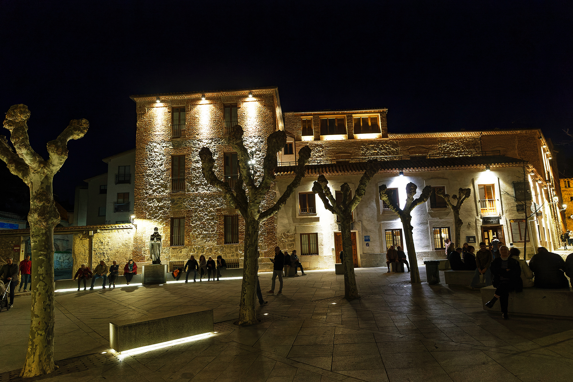 Ávila - L'une des nombreuses places de la ville intra-muros